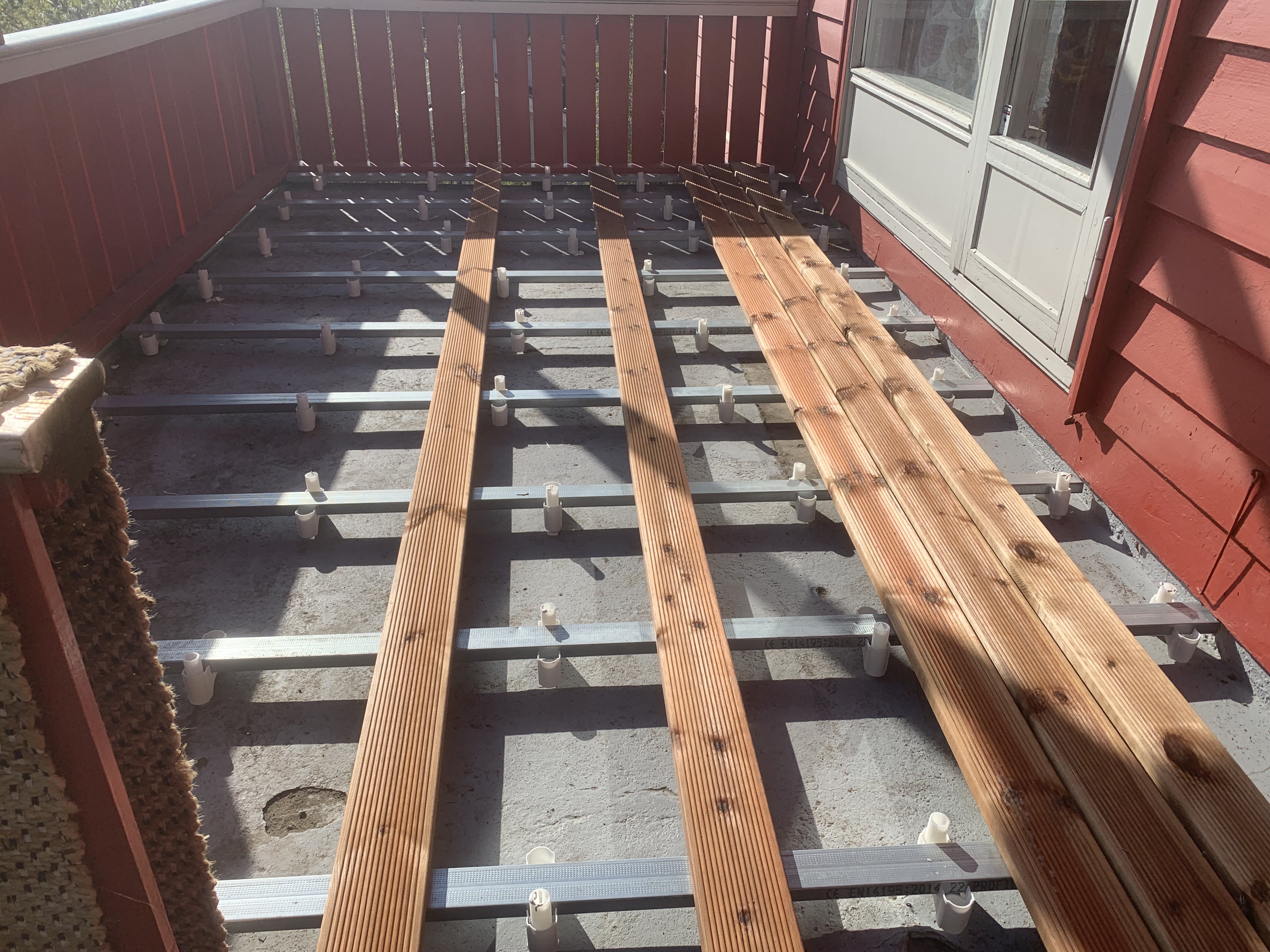 Utendørs terrasse under montering